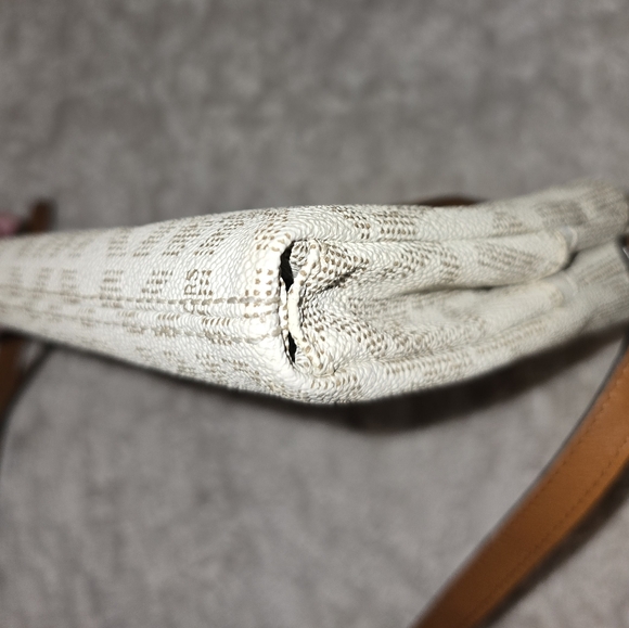 Michael Kors Fulton Crossbody - Vanilla Monogram Euc - Picture 10 of 16